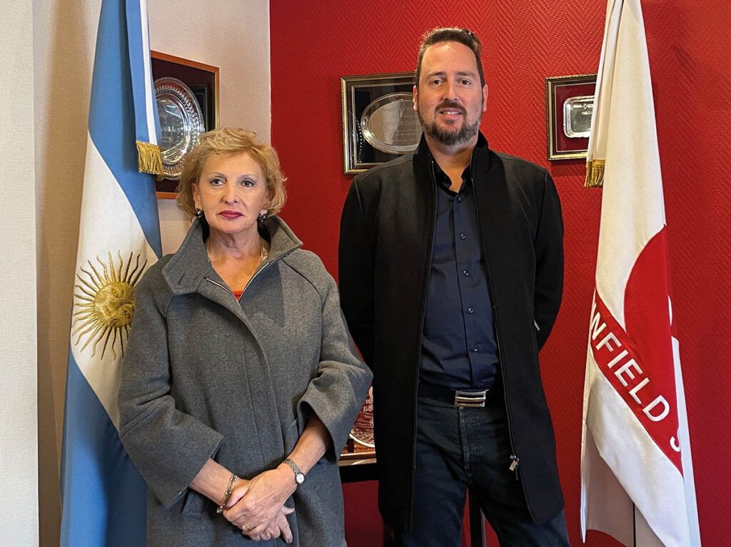 Con el foco en la calidad, Chinfield busca nuevos desafíos. Susana y Enrique Fischer (h) destacan el trabajo realizado por el laboratorio argentino desde sus inicios y refuerzan su vocación por seguir ofreciendo productos veterinarios de calidad para las distintas especies animales tanto en Argentina, como en el resto del munto.
