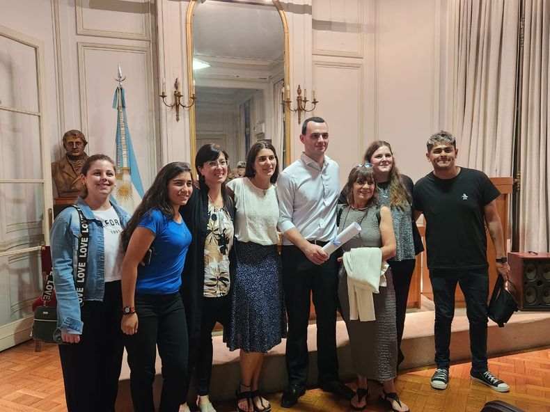Parte del equipo del Laboratorio de EstudiosFarmacológicos y Toxicológicos -LEFyT- de la UNLP recubiendo el premio 2022 Biogénesis Bagó.