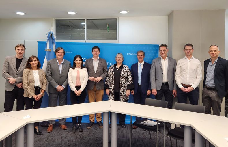 Juan Manuel Capece (Chemtest), Ana María Nicola (Senasa), Rodolfo Acerbi (Senasa), Laura Toledo (FONARSEC Agencia IDi), Fernando Peirano (Agencia IDi), Diana Guillen (Senasa), Carlos Greco (UNSAM y CIN), Diego Comerci (UNSAM y Chemtest), Diego Choui (DetexMol) y Juan Ugalde (EByN y Chemtest) reunidos por la fiebre aftosa.