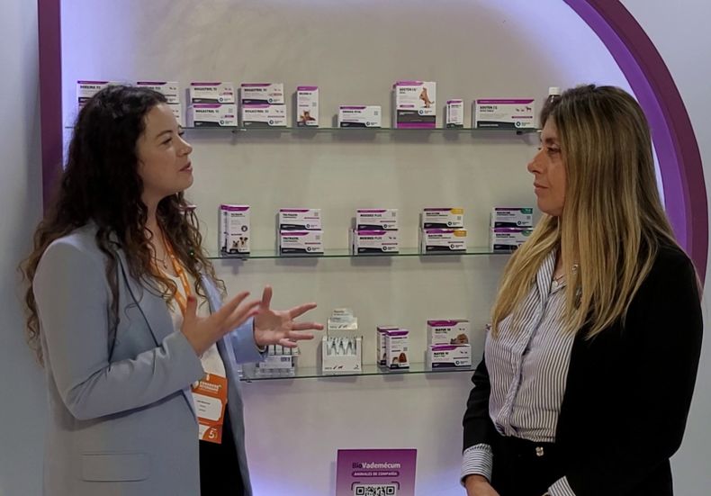 La MV María Lauria Appendino (derecha) detalló nuevos lanzamientos de Biogénesis Bagó para animales de compañía.