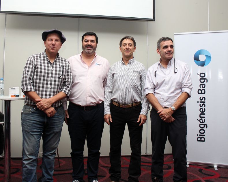 Santiago Debernardi, junto a Juan Cruz Muriel, Gustavo Combessies y Julián Bartolomé, en un evento donde se habló de reproducción bovina.