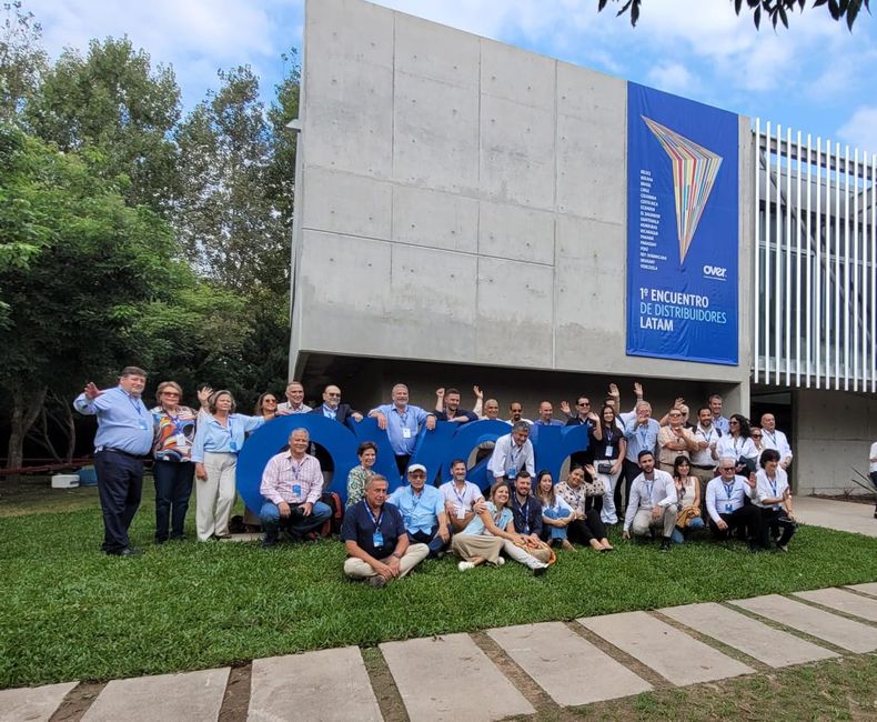 Distribuidores de 17 países de América Latina se convocaron en las instalaciones de OVER en San Vicente, Santa Fe.