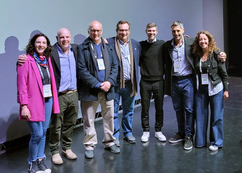El equipo de Educación Continua junto a Luciano Aba en el cierre de las Jornadas.