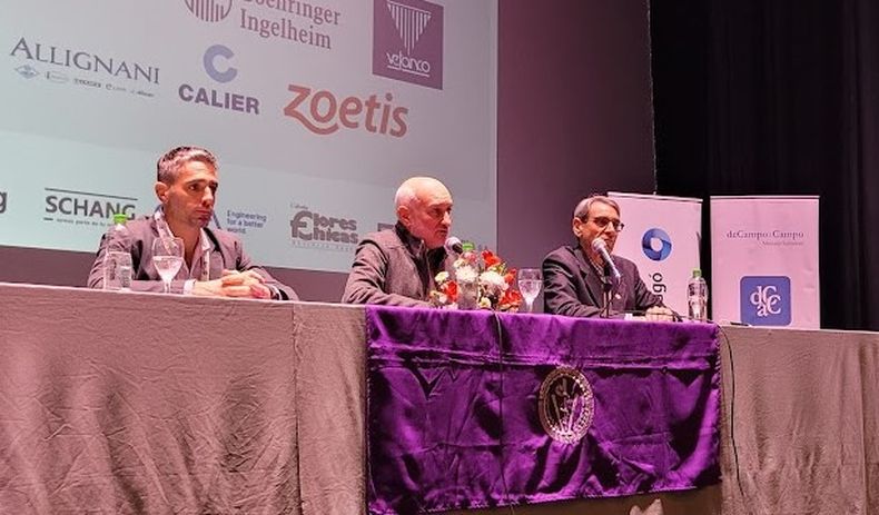 Al centro, el rector de la UNICEN, Marcelo Aba, en la apertura de las Jornadas de sanidad bovina en Tandil.&nbsp;