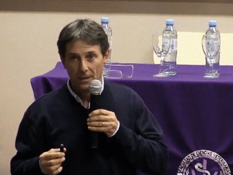 Azul Gustavo Combessies.jpg