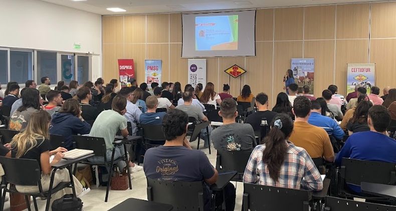 La jornada de actualización del laboratorio Río de Janeiro transcurre en Esperanza, a sala llena.