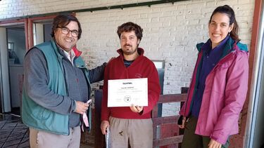 Roberto Albergucci y Yanina Pedevilla junto al representante de la Cabaña San Isidro Labrador y su sello en bienestar animal.