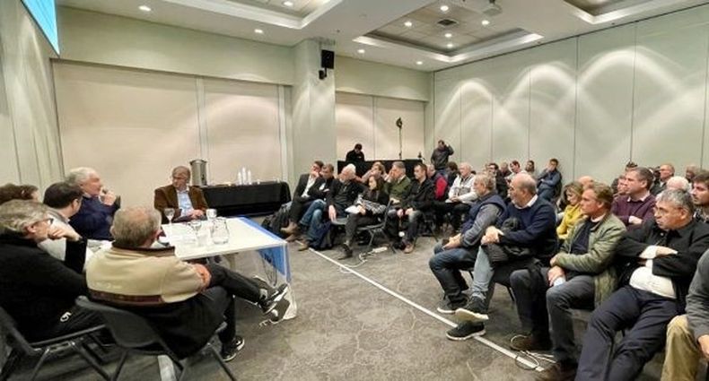 La Expo Rural sirvió de marco para el encuentro entre autoridades de la SRA, gubernamentales y referentes de la lechería argentina.