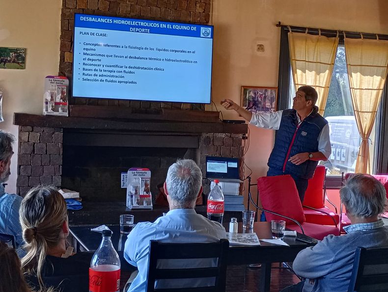El MV Muriel Marcos Germán brindó una charla sobre desbalances hidroelectrolíticos en equinos.
