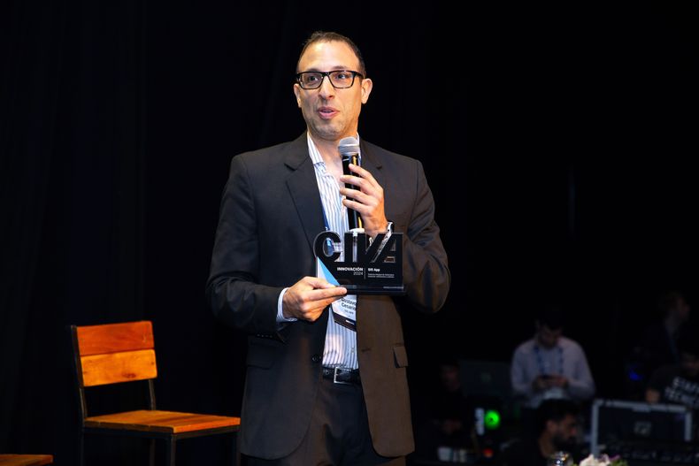 Gustavo Cesario, referente de Voglia, desarrolladora de SIS App, fue quien recibió el reconocimiento CIVA 2024.