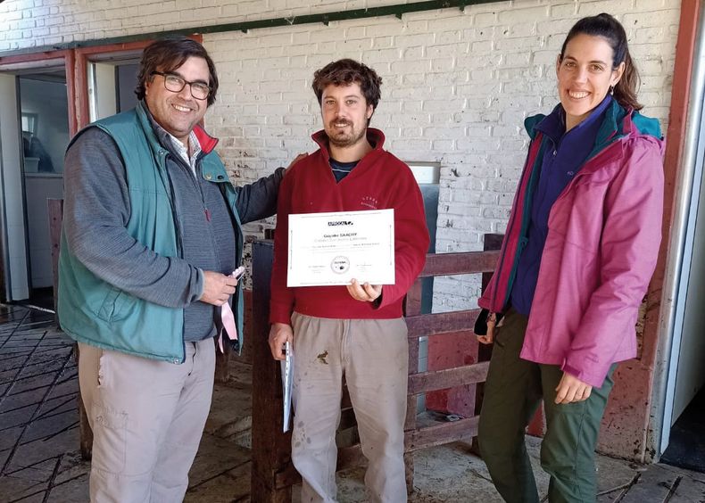 Roberto Albergucci y Yanina Pedevilla junto al representante de la Cabaña San Isidro Labrador y su sello en bienestar animal.