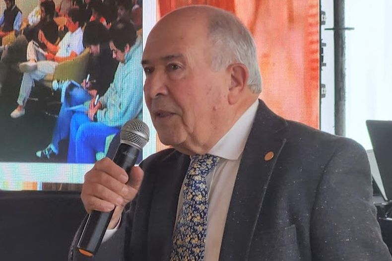 El Dr. Ramón Noseda, fundador del Laboratorio Azul, es especialista en el estudio del carbunclo.&nbsp;