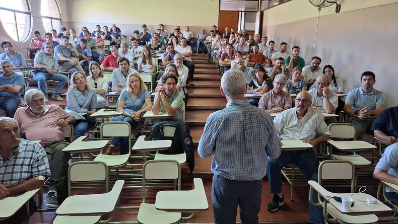 Los contenidos del Programa de Educación Continua se dictan en 8 jornadas por mes, entre marzo y noviembre.