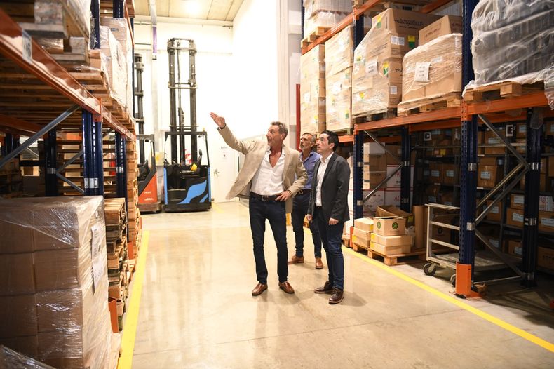 El intendente Leonardo Nardini junto a directivos de Richmond Vet Pharma recorriendo las instalaciones.
