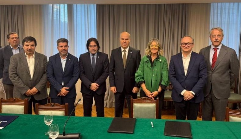 Autoridades de Senasa, SAGP y CAA en la firma del acuerdo.