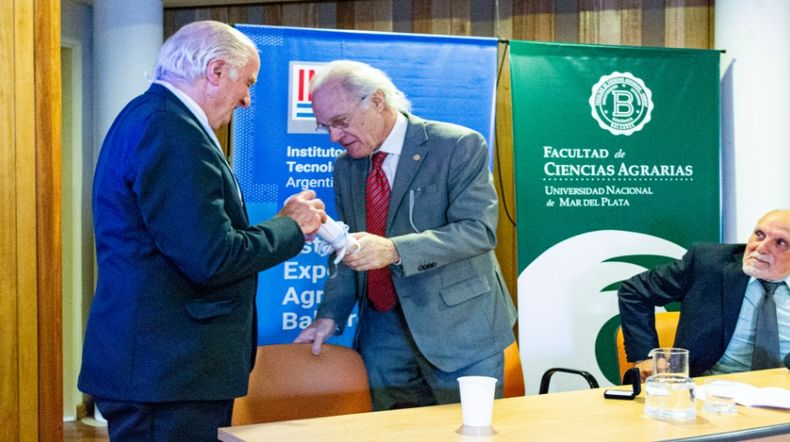 Tras recibir la distinción, Odriozola disertó sobre disertó sobre Residencia en salud animal: su importancia en la formación de recursos humanos.