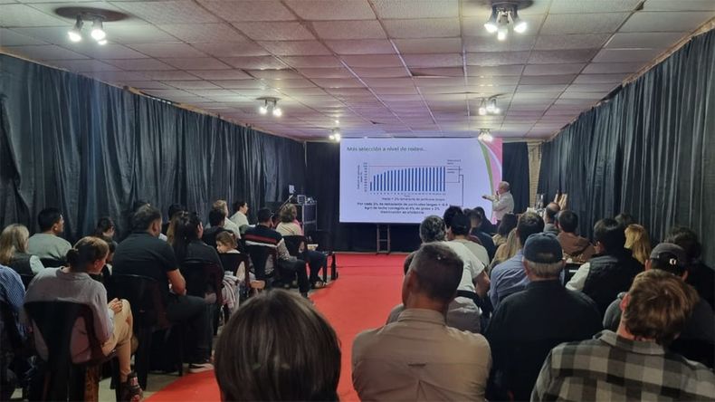 A sala llena, Aprocal fortaleció su vínculo con productores de la cadena láctea.