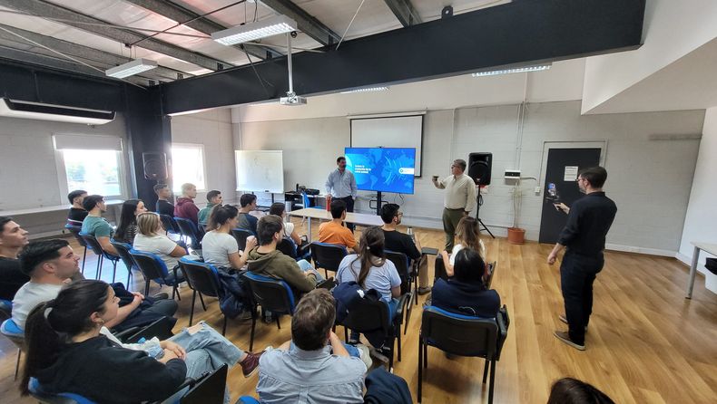 Un grupo de alumnos de 5° Año de la FCV de Tandil recorrieron las instalaciones de la planta VIBA de Biogénesis Bagó, para conocer más sobre la industria veterinaria.&nbsp;