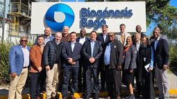 La delegación sudafricana junto al comité de Biogénesis Bagó, en su planta de Garín. La delegación sudafricana junto al comité de Biogénesis Bagó, en su planta de Garín.