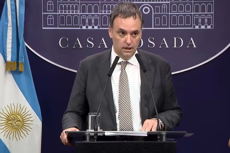 Manuel Adorni anunció la medida tomada por el Gobierno de Javier Milei en relación a la vacuna antiaftosa.&nbsp;