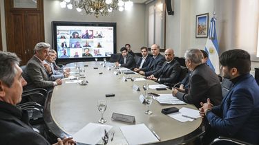 Representantes del gobierno y de la Mesa de Enlace reunidos por la crisis de los productores patagónicos a raíz del clima polar.