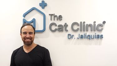 Dr. Alexis Jaliquias, especialista en medicina felina, fundador y director de The Cat Clinic.