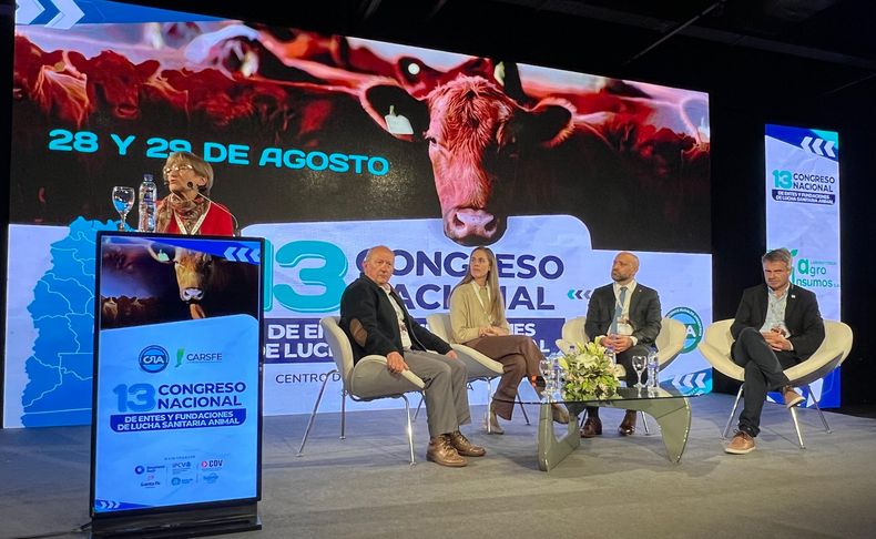 El viepresidente del Senasa, Néstor Osacar (a la derecha), hizo anuncios sobre la vacunación antiaftosa.