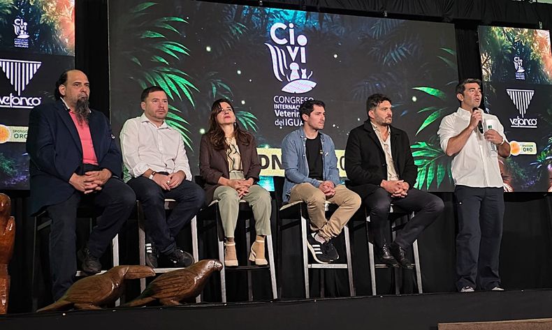 Juan Pablo Luzuriaga (derecha), dando la bienvenida en la apertura del CIVI 2026.