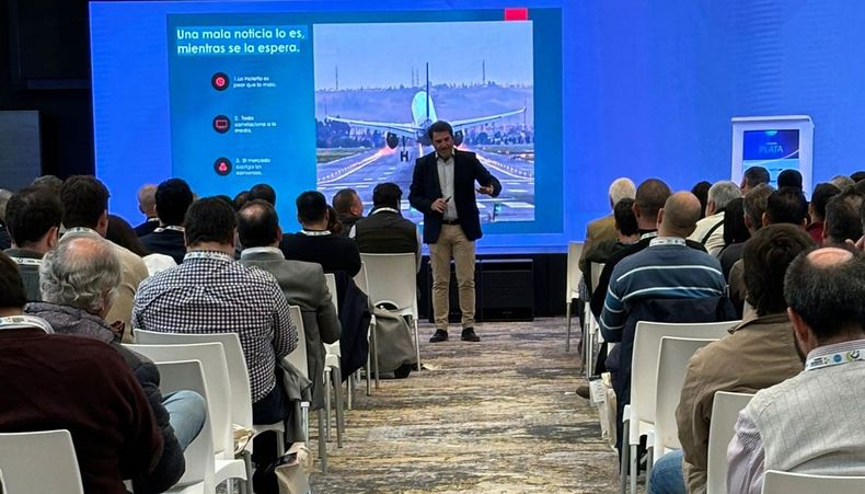 El economista Claudio Zuchovicky brindó una charla en el Congreso de CAENA.