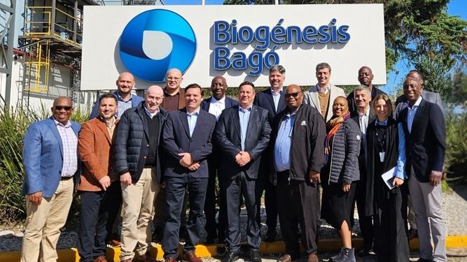 La delegación sudafricana junto al comité de Biogénesis Bagó, en su planta de Garín.