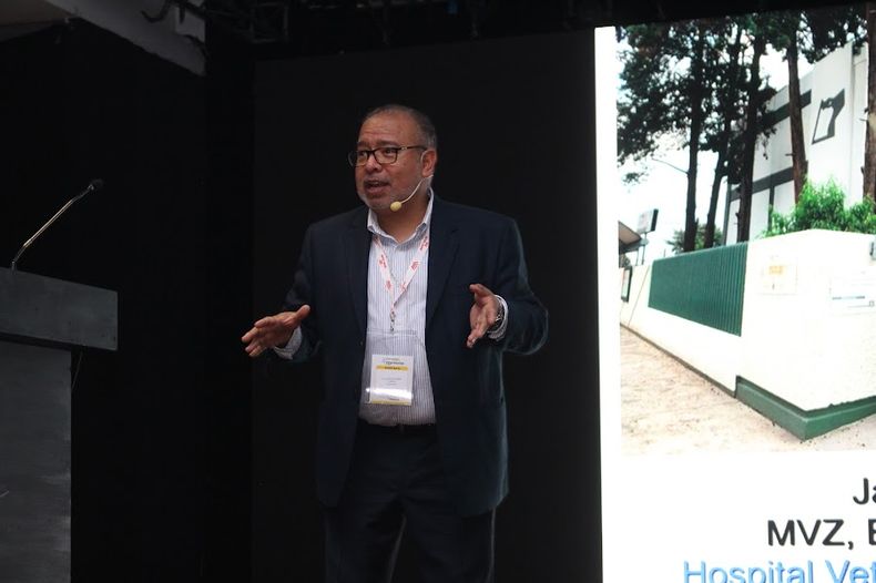 El Dr. Javier del Angel, profesor de la Universidad Autónoma de México, brindó seis conferencias en las Jornadas Veterinarias de Intermédica.