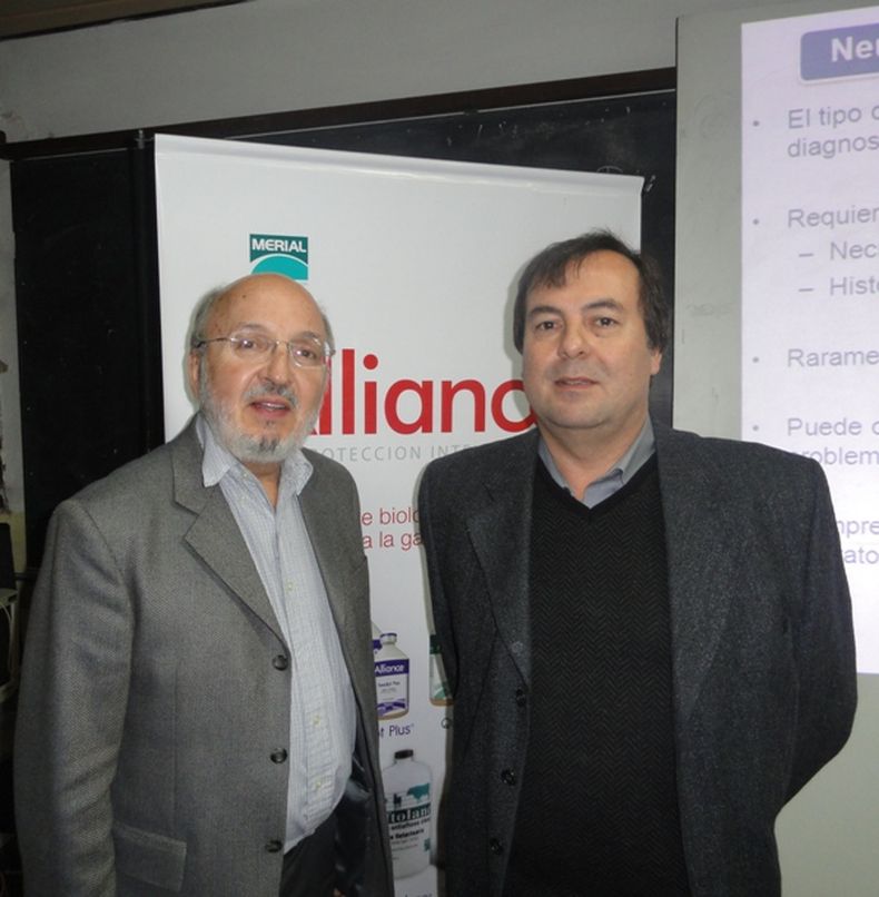Dr Lopez y Arturo Almada en una de las presentaciones.jpg