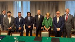 Autoridades de Senasa, SAGP y CAA en la firma del acuerdo. Autoridades de Senasa, SAGP y CAA en la firma del acuerdo.