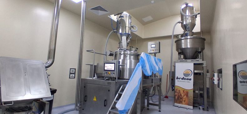 La nueva maquinaria incorporada por Bedson SA permite optimizar la elaboración de aditivos veterinarios, mejorar la eficiencia de los procesos y ampliar la capacidad tecnológica de la planta.