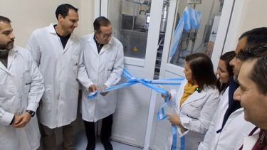 Alicia Romero de Colusi, presidenta de Bedson SA junto al personal de la empresa en la inauguración formal del nuevo sistema Integral de mezclado de polvos, en la planta de Pilar.
