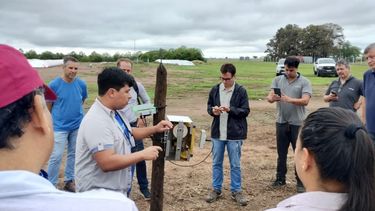 En la visita a campo seobservó el funcionamiento del nuevo prototipo de estación de monitoreoautomático de la chicharrita.