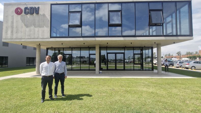 Juan Roo y Fernando Matticoli en la nueva planta de CDV en el Parque Industrial de Pilar.