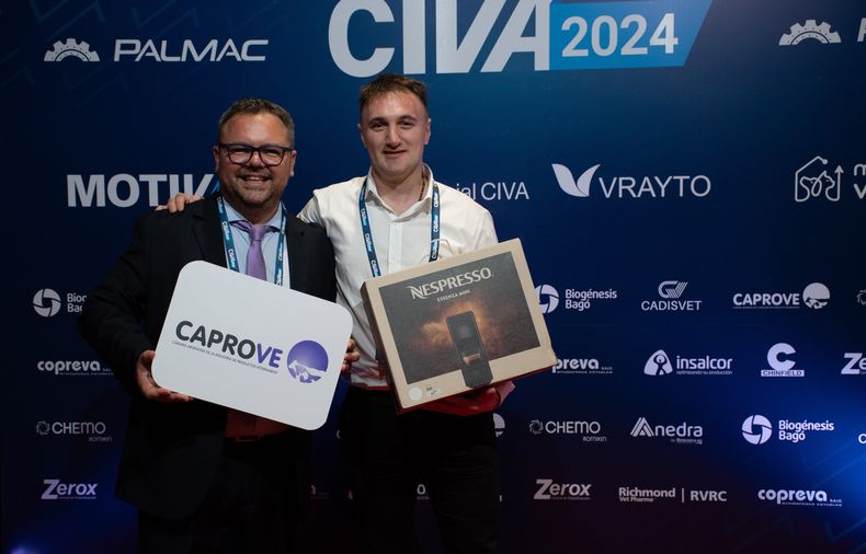 CAPROVE sorprendió con una moderna máquina de café Nespresso, que se llevó Juan Pablo García.