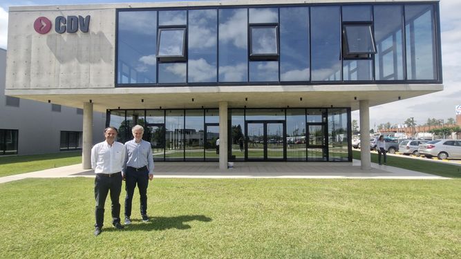 Juan Roo y Fernando Matticoli en la nueva planta de CDV en el Parque Industrial de Pilar.