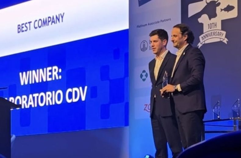 &nbsp;Juan Roo, Gerente General de Laboratorio CDV, recibiendo el premio de Animal Health.