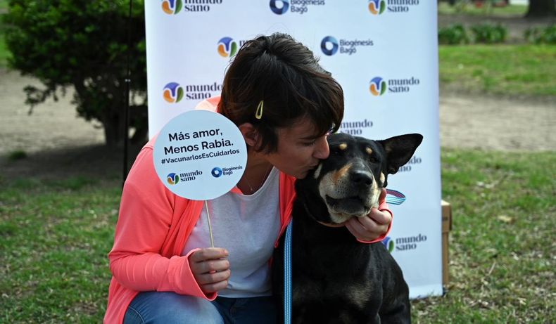 Más amor, menos rabia y Vacunarlos es cuidarlos, los lemas de la campaña realizada esta semana.