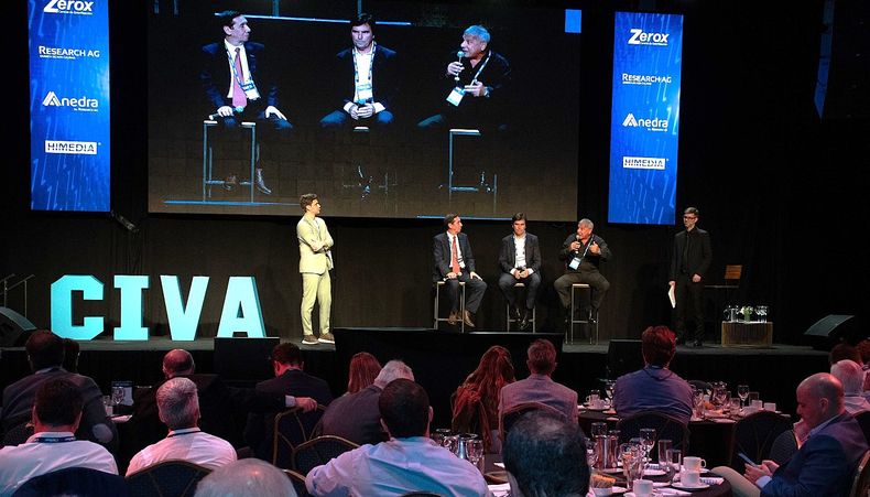 Los presidentes de CLAMEVET, CAPROVE Y CADISVET participaron de un panel en el CIVA 2024.