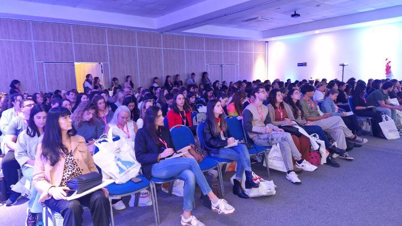 Las jornadas de medicina veterinaria se realizan en Paraná, a sala llena.