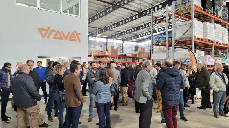 Referentes de distintos laboratorios nacionales y multinacionales acompañaron la inauguración del nuevo centro logístico de DROVET.