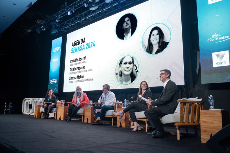 En el marco de CIVA 2023, Luciano Aba y Guadalupe Varelli, de MOTIVAR, entrevistaron al vicepresidente de Senasa, Rodolfo Acerbi,&nbsp; la directora nacional de Sanidad Animal, Ximena Melón, y Gisela Papaleo, directora de Productos Veterinarios.