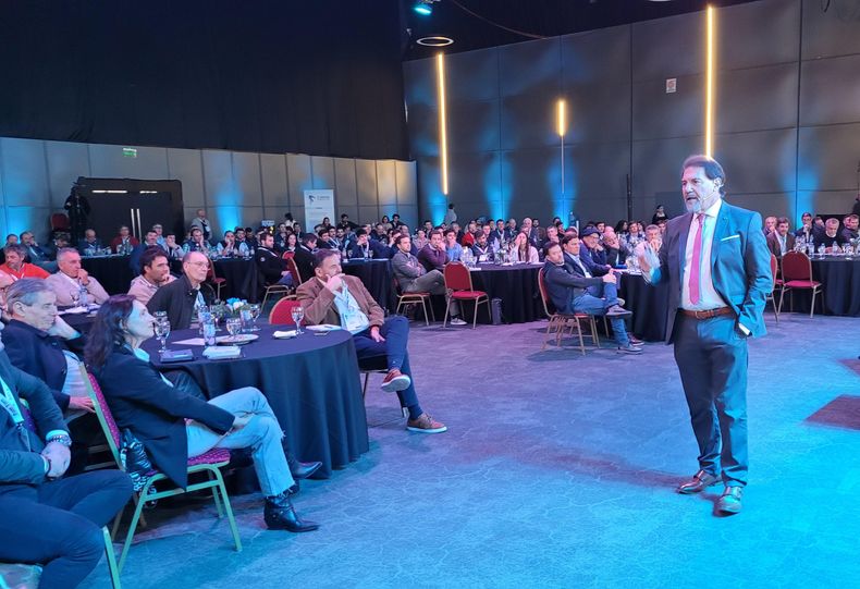 El economista Claudio Zuchovicki ofreció un panorama económico del país y la necesidad de 