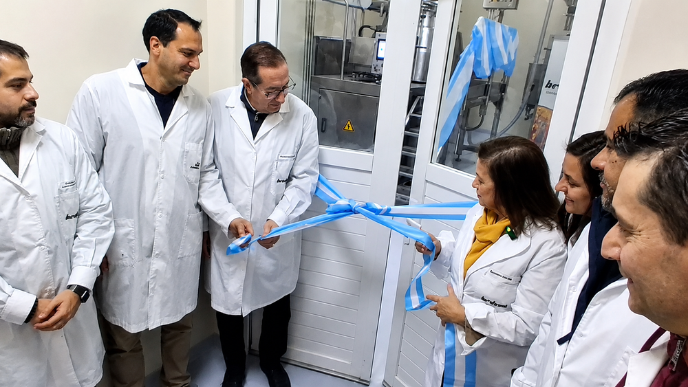 Alicia Romero de Colusi, presidenta de Bedson SA junto al personal de la empresa en la inauguración formal del nuevo sistema Integral de mezclado de polvos, en la planta de Pilar.