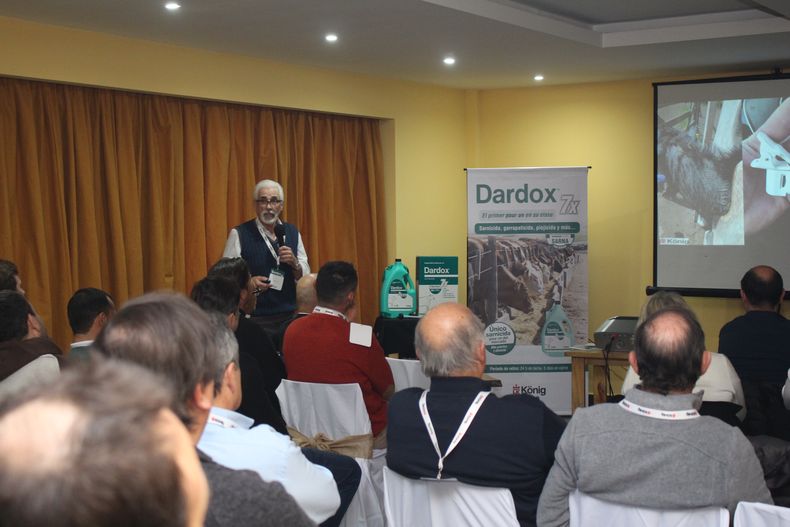 El MV César Fiel disertó sobre ectoparásitos en el marco de la presentación del nuevo producto de König.