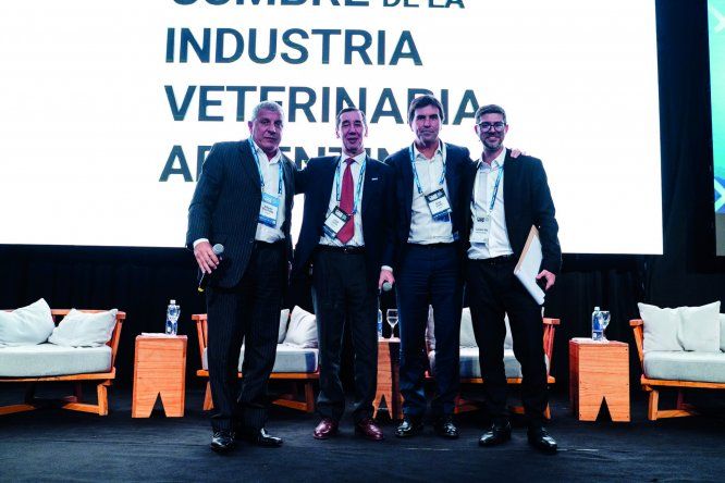 Debate sobre productos veterinarios: Alberto Paz Polito (Cadisvet), Jorge Casim (Clamevet), Sean Scally (Caprove) y Luciano Aba (MOTIVAR) en CIVA 2023.