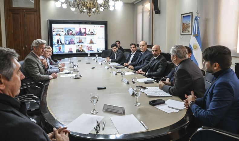 Representantes del gobierno y de la Mesa de Enlace reunidos por la crisis de los productores patagónicos a raíz del clima polar.